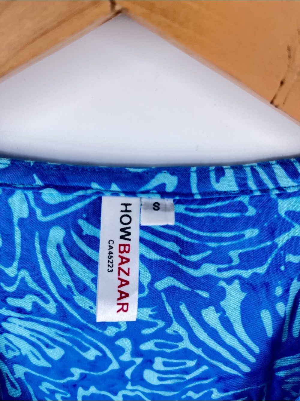 How Bazaar Blue Batik Print Sleeveless Tunic Top S Rayon Asymmetrical Hem - Picture 5 of 9